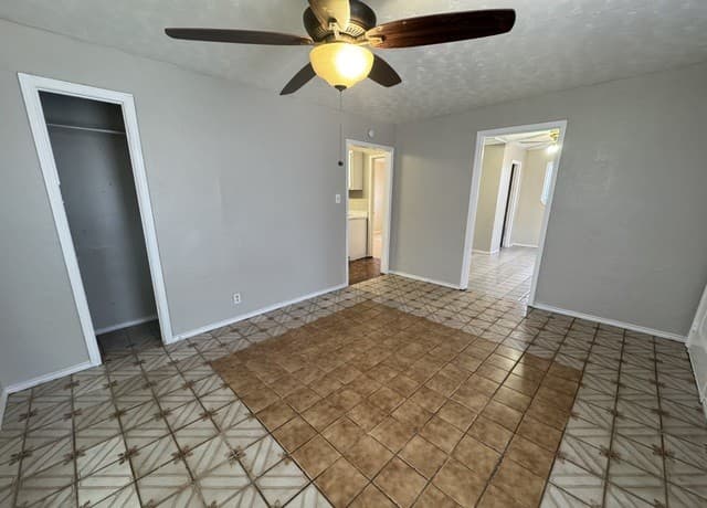 1-bedroom rental at 811 S General McMullen Unit 4 in San Antonio, TX — photo 2