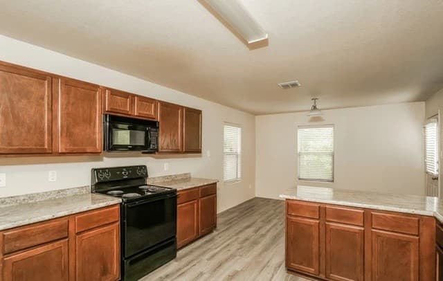 4-bedroom rental at 7006 Heathers Way in San Antonio, TX — photo 4