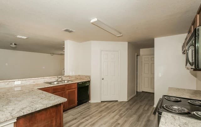 4-bedroom rental at 7006 Heathers Way in San Antonio, TX — photo 5