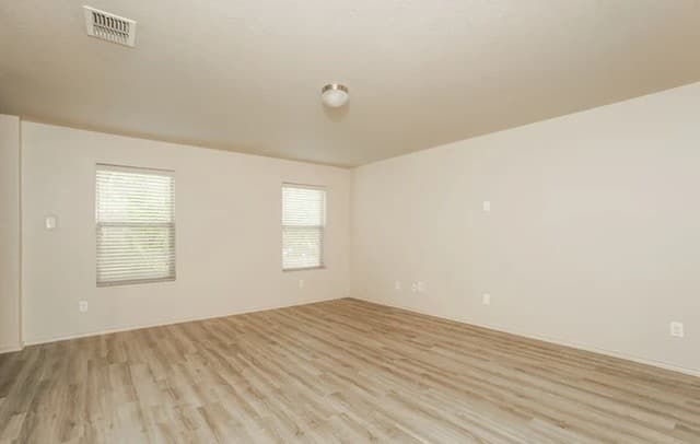 4-bedroom rental at 7026 Heathers Pond in San Antonio, TX — photo 4