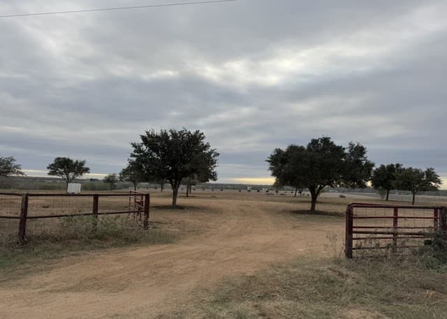 rental at C.R 220 County Road 220 in Floresville, TX — photo 4