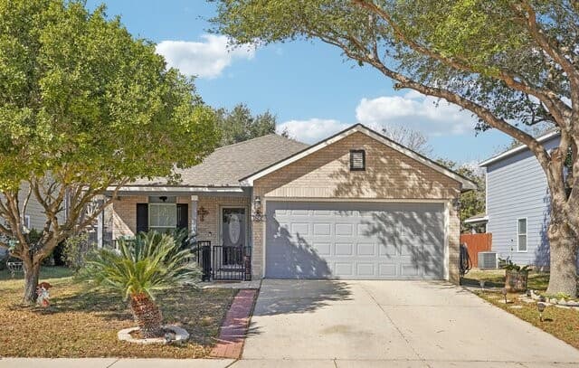 3-bedroom rental at 7835 Saddle Run in Selma, TX — photo 2