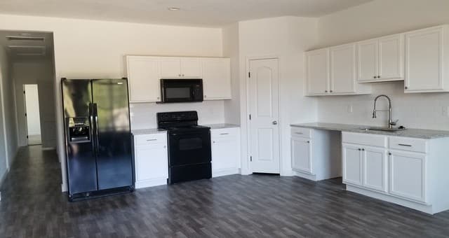 4-bedroom rental at 1063 Sleepy Hollow in Spring Branch, TX — photo 5