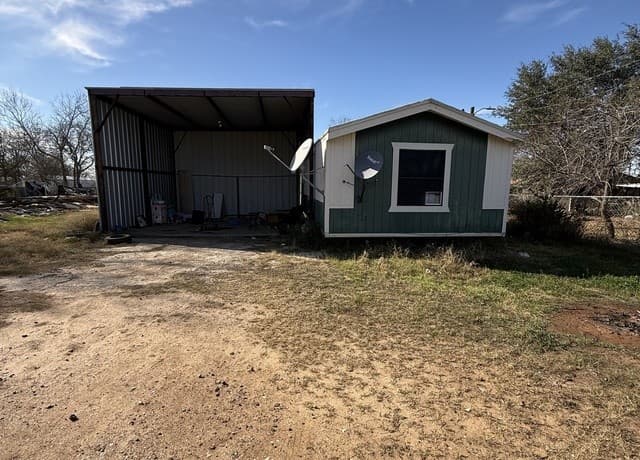 3-bedroom rental at 1511 Hough in Adkins, TX — photo 1