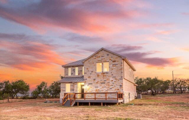 4-bedroom rental at 288 County Road 105 in Floresville, TX — photo 1