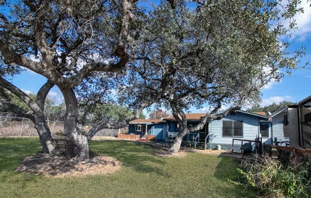 3-bedroom rental at 16472 N State Highway 16 in Poteet, TX — photo 2