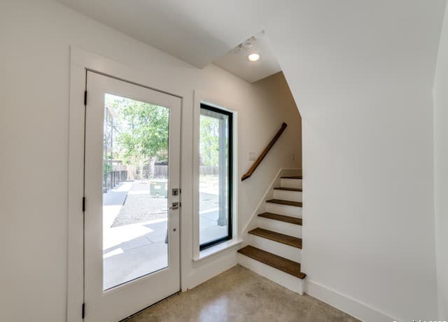 3-bedroom rental at 1042 Greer in San Antonio, TX — photo 4