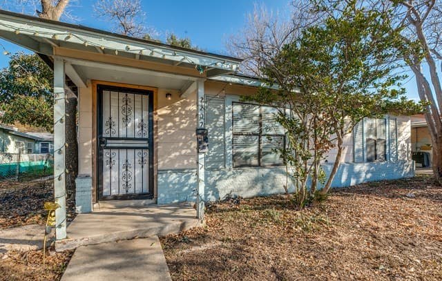 2-bedroom rental at 2207 Bronte in San Antonio, TX — photo 3
