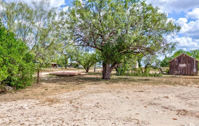 rental at 1160 W Highway 85 in Dilley, TX — photo 3