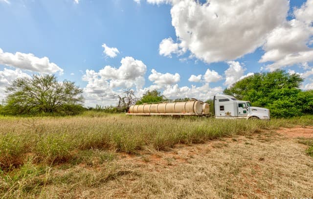 rental at 1160 W Highway 85 in Dilley, TX — photo 4