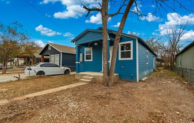 3-bedroom rental at 3528 S Laredo in San Antonio, TX — photo 5