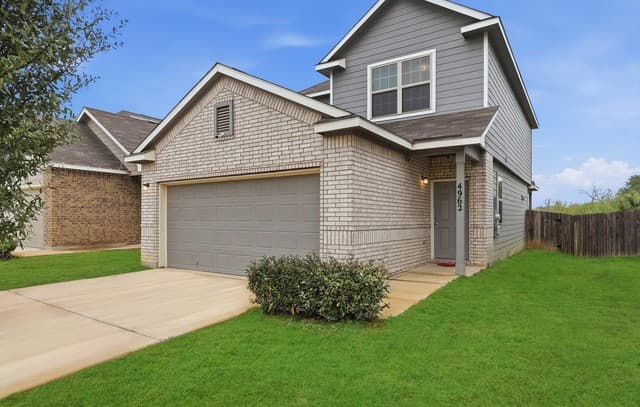 4-bedroom rental at 4962 Sandstone in San Antonio, TX — photo 2