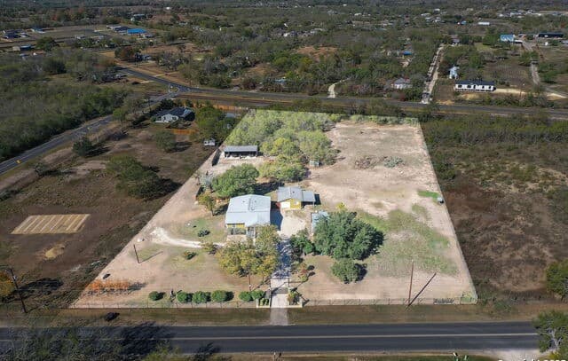 5-bedroom rental at 16851 Griffin Rd #2 in Atascosa, TX — photo 1