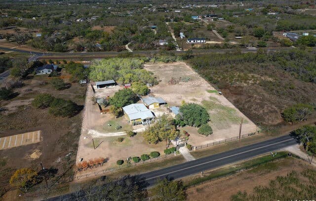 5-bedroom rental at 16851 Griffin Rd #2 in Atascosa, TX — photo 2