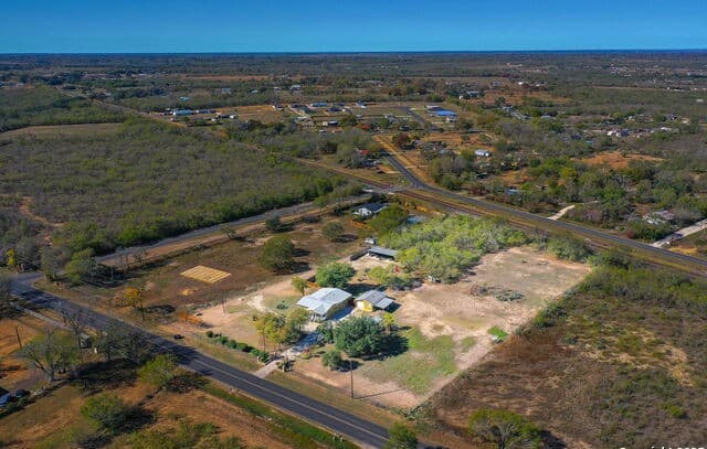 5-bedroom rental at 16851 Griffin Rd #2 in Atascosa, TX — photo 4