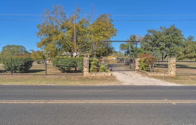5-bedroom rental at 16851 Griffin Rd #2 in Atascosa, TX — photo 5