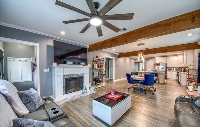 3-bedroom rental at 1002 French Place in San Antonio, TX — photo 3