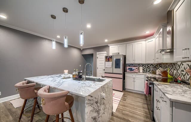 3-bedroom rental at 1002 French Place in San Antonio, TX — photo 5