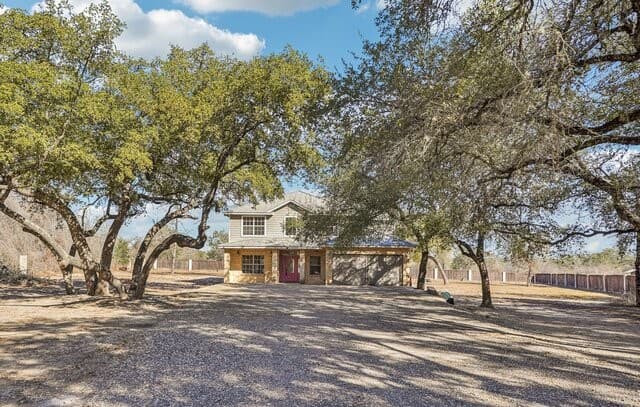 5-bedroom rental at 301 County Road 6862 in Natalia, TX — photo 2