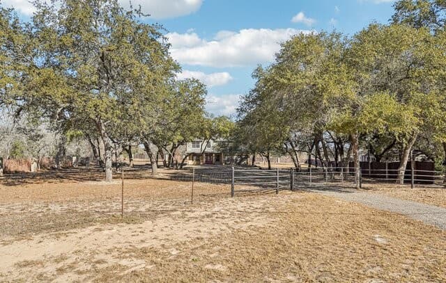 5-bedroom rental at 301 County Road 6862 in Natalia, TX — photo 3