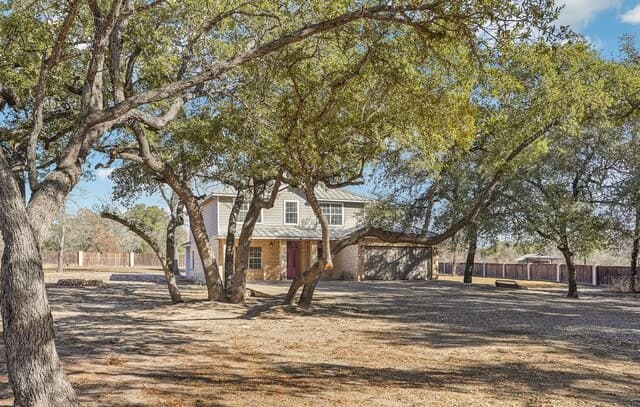 5-bedroom rental at 301 County Road 6862 in Natalia, TX — photo 4
