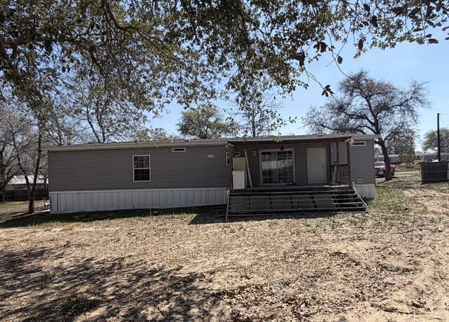 5-bedroom rental at 4811 Treebark Ln in Elmendorf, TX — photo 4