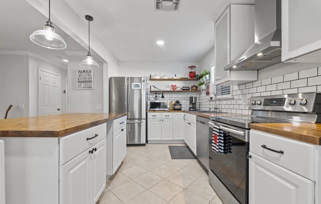 2-bedroom rental at 165 W Rampart Dr Unit 701 in San Antonio, TX — photo 4