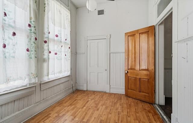 11-bedroom rental at 802 Kentucky Ave in San Antonio, TX — photo 3