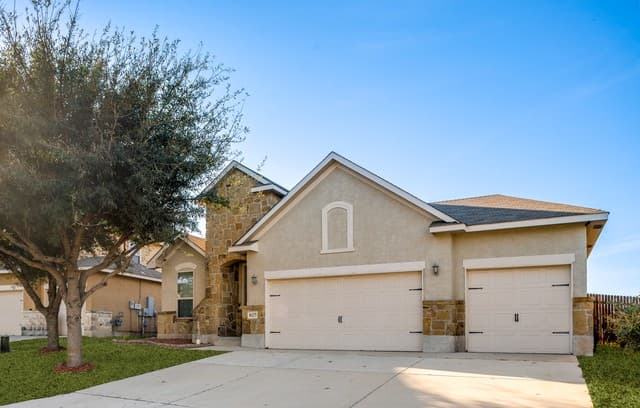 3-bedroom rental at 8127 Lovela in San Antonio, TX — photo 2