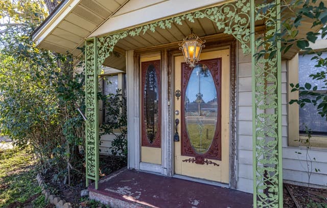 2-bedroom rental at 905 4th in Floresville, TX — photo 3
