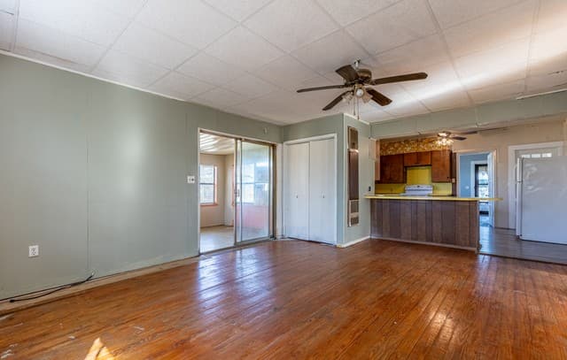 2-bedroom rental at 905 4th in Floresville, TX — photo 5