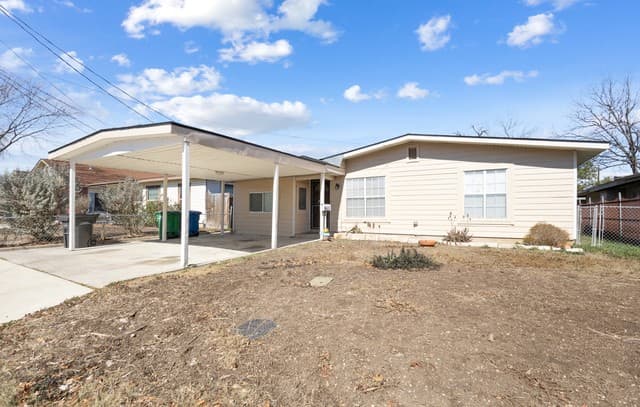 3-bedroom rental at 615 Overhill Drive in San Antonio, TX — photo 1