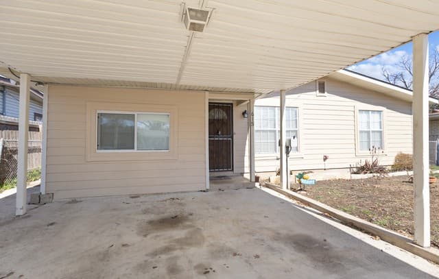 3-bedroom rental at 615 Overhill Drive in San Antonio, TX — photo 4