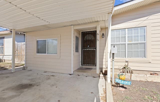 3-bedroom rental at 615 Overhill Drive in San Antonio, TX — photo 5