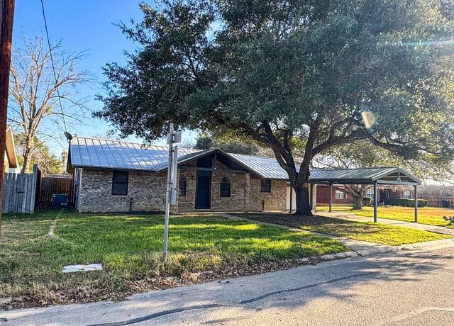 1-bedroom rental at 221 Fm 1107 in Stockdale, TX — photo 3