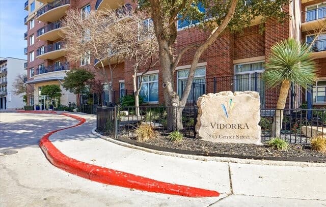 2-bedroom rental at 215 N Center St Unit 1503 in San Antonio, TX — photo 2
