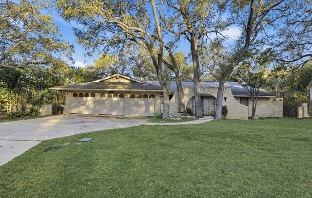 3-bedroom rental at 103 Castleoaks in Castle Hills, TX — photo 1