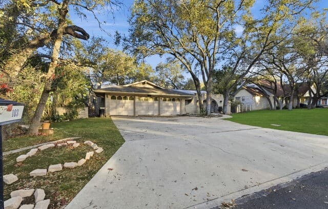 3-bedroom rental at 103 Castleoaks in Castle Hills, TX — photo 2