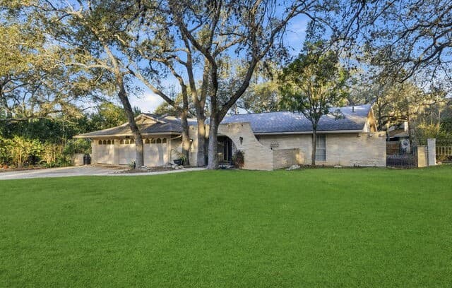 3-bedroom rental at 103 Castleoaks in Castle Hills, TX — photo 3