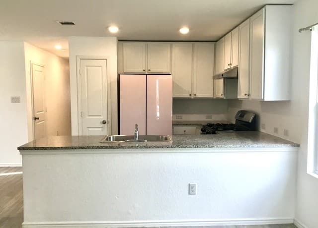 3-bedroom rental at 8163 Nube Medina in San Antonio, TX — photo 3