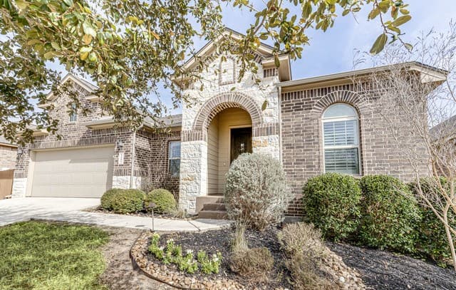 5-bedroom rental at 112 Hagen Dr in Boerne, TX — photo 2