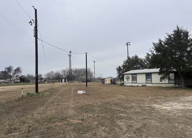 rental at 221 Fm 1107 in Stockdale, TX — photo 2
