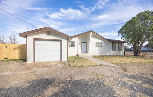 3-bedroom rental at 523A Rossville in Devine, TX — photo 1