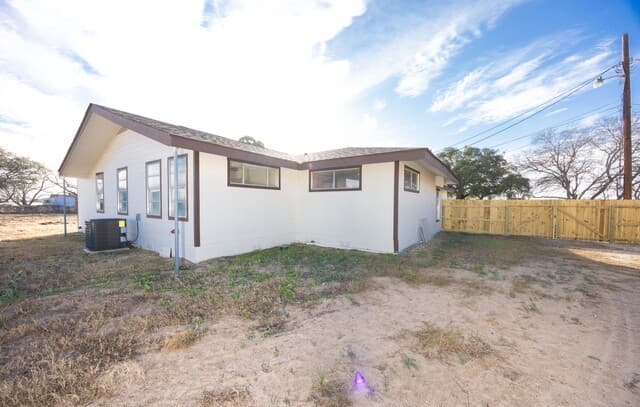3-bedroom rental at 523A Rossville in Devine, TX — photo 4