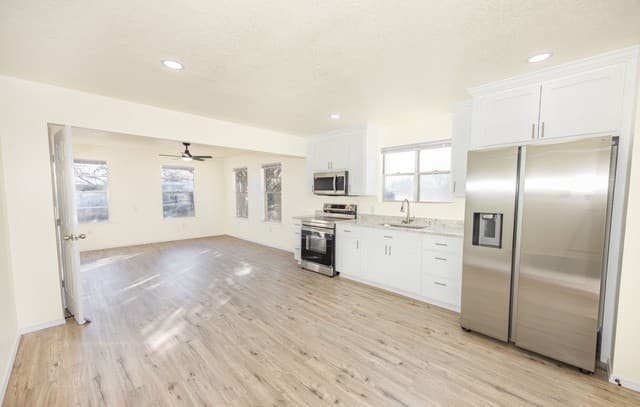 3-bedroom rental at 523A Rossville in Devine, TX — photo 5