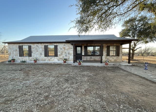 4-bedroom rental at 5431 State Highway 173 in Devine, TX — photo 1