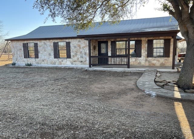 4-bedroom rental at 5431 State Highway 173 in Devine, TX — photo 2