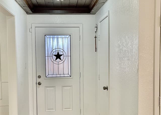4-bedroom rental at 5431 State Highway 173 in Devine, TX — photo 3