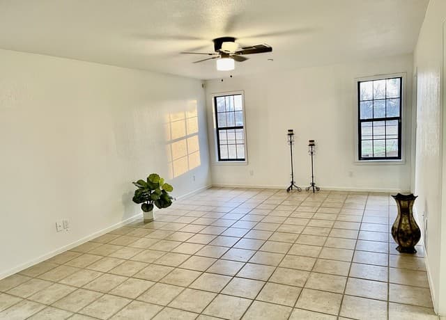 4-bedroom rental at 5431 State Highway 173 in Devine, TX — photo 4