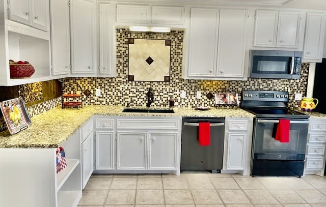 4-bedroom rental at 5431 State Highway 173 in Devine, TX — photo 5